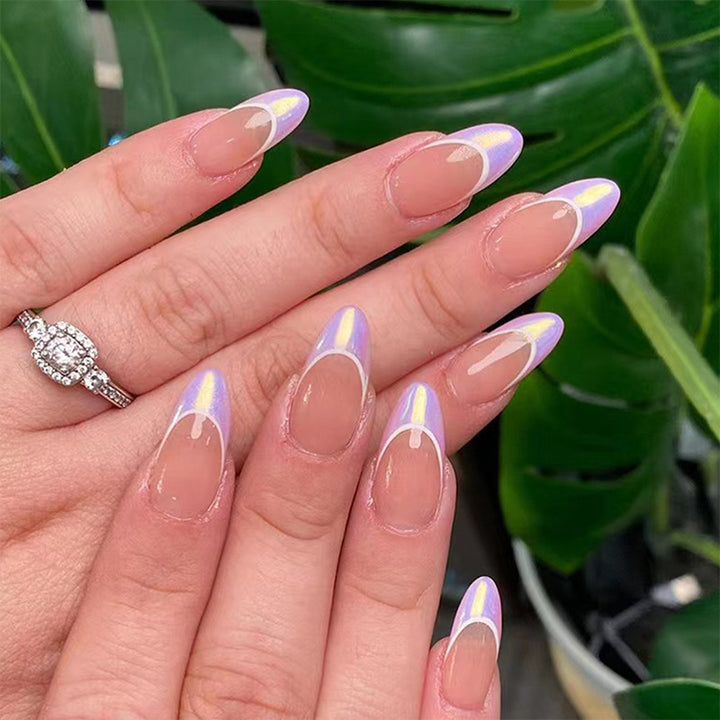 Kunstvolle Stiletto-Nägel mit modernen Farbverläufen Karnz