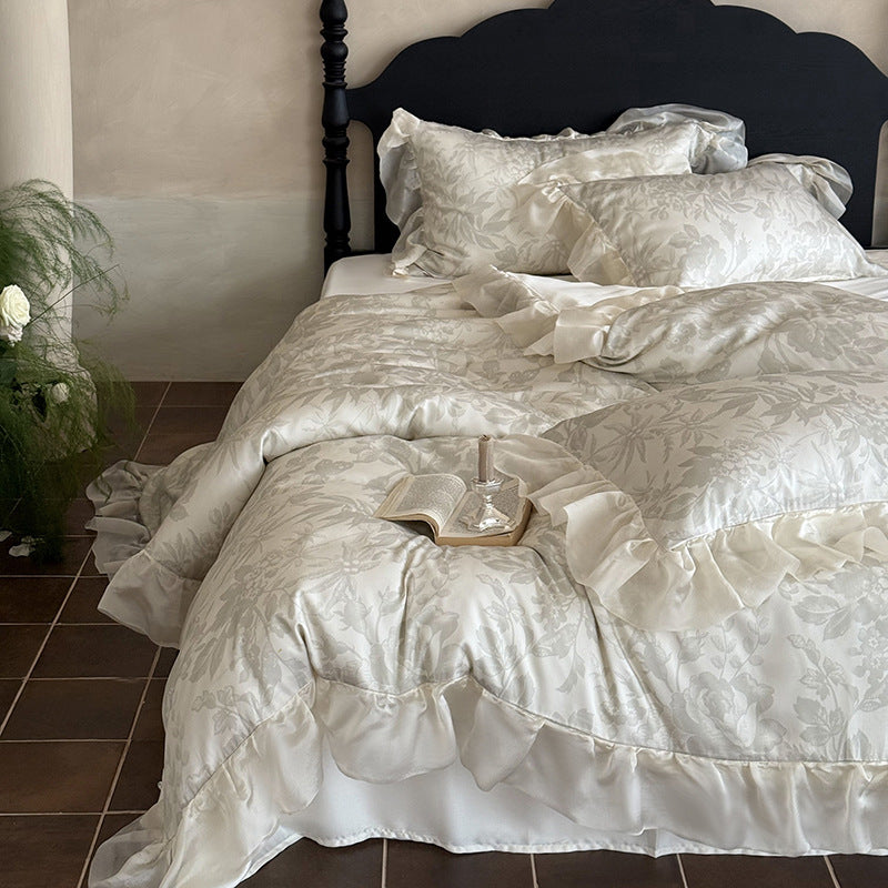 Elegantes Bettwäsche-Set aus feinem Satin-Jacquard mit zartem Blumenrelief und dekorativem Volant