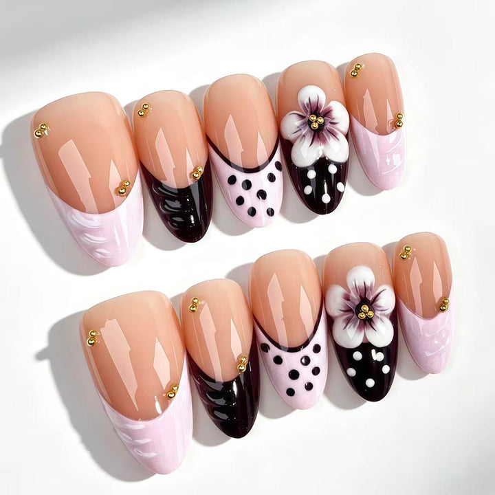 Künstlerisches Press-On Nagelset mit floralen und Pünktchen-Designs