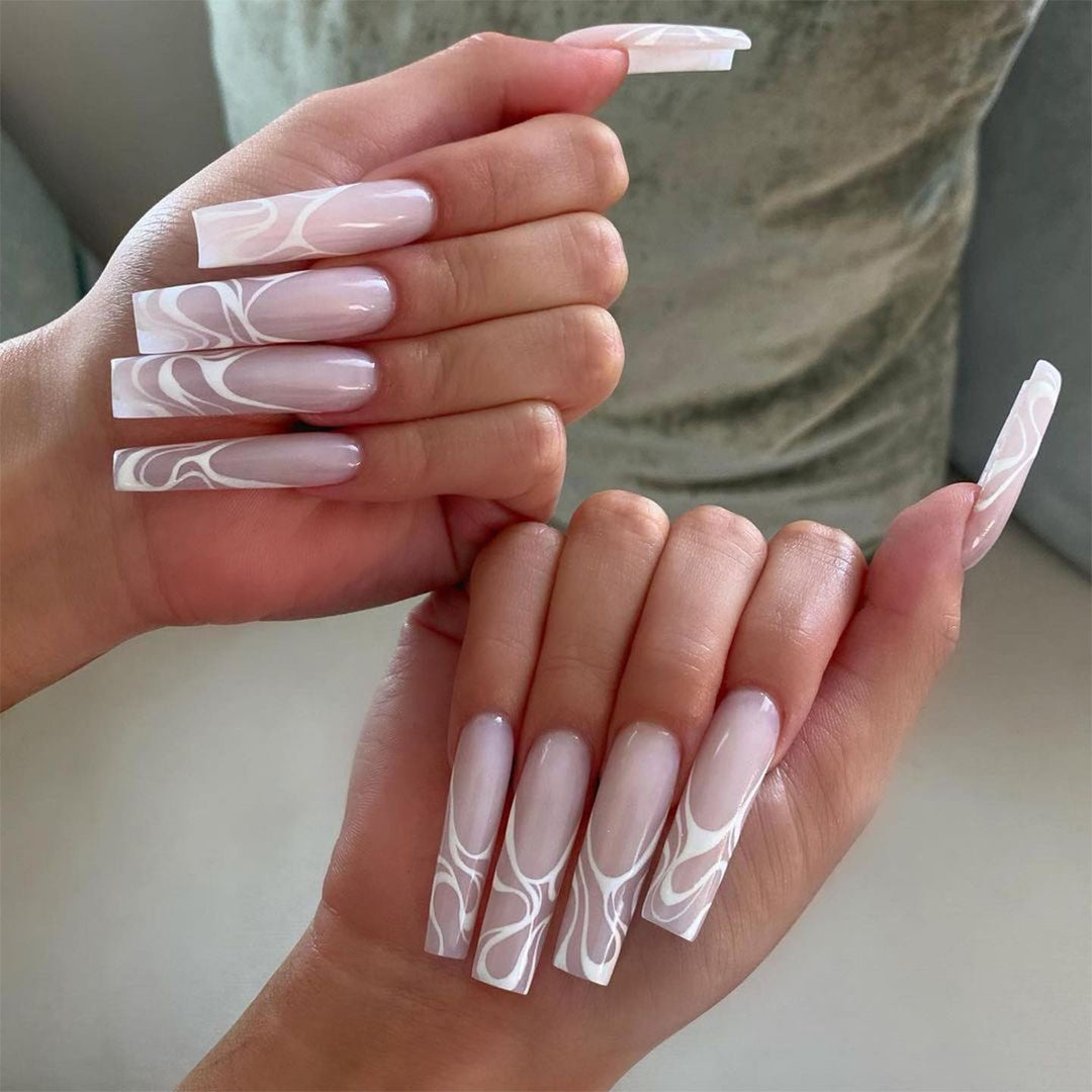Kunstvolle Nagelverlängerungen mit elegantem Fluid-Design Karnz