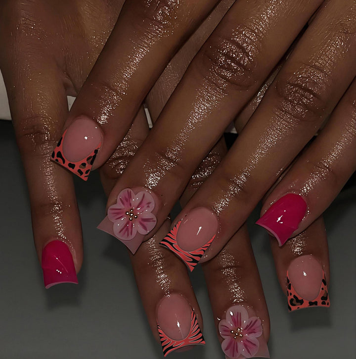 Kreatives Blumennagelkunstdesign Karnz