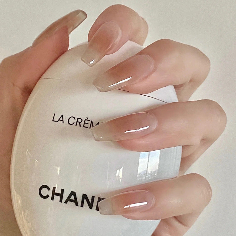 Kunstnagelset mit elegantem French-Tipp und Glitzerakzenten Karnz