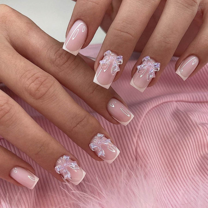 Kunstnagelset mit eleganter französischer Spitze und 3D-Details Karnz
