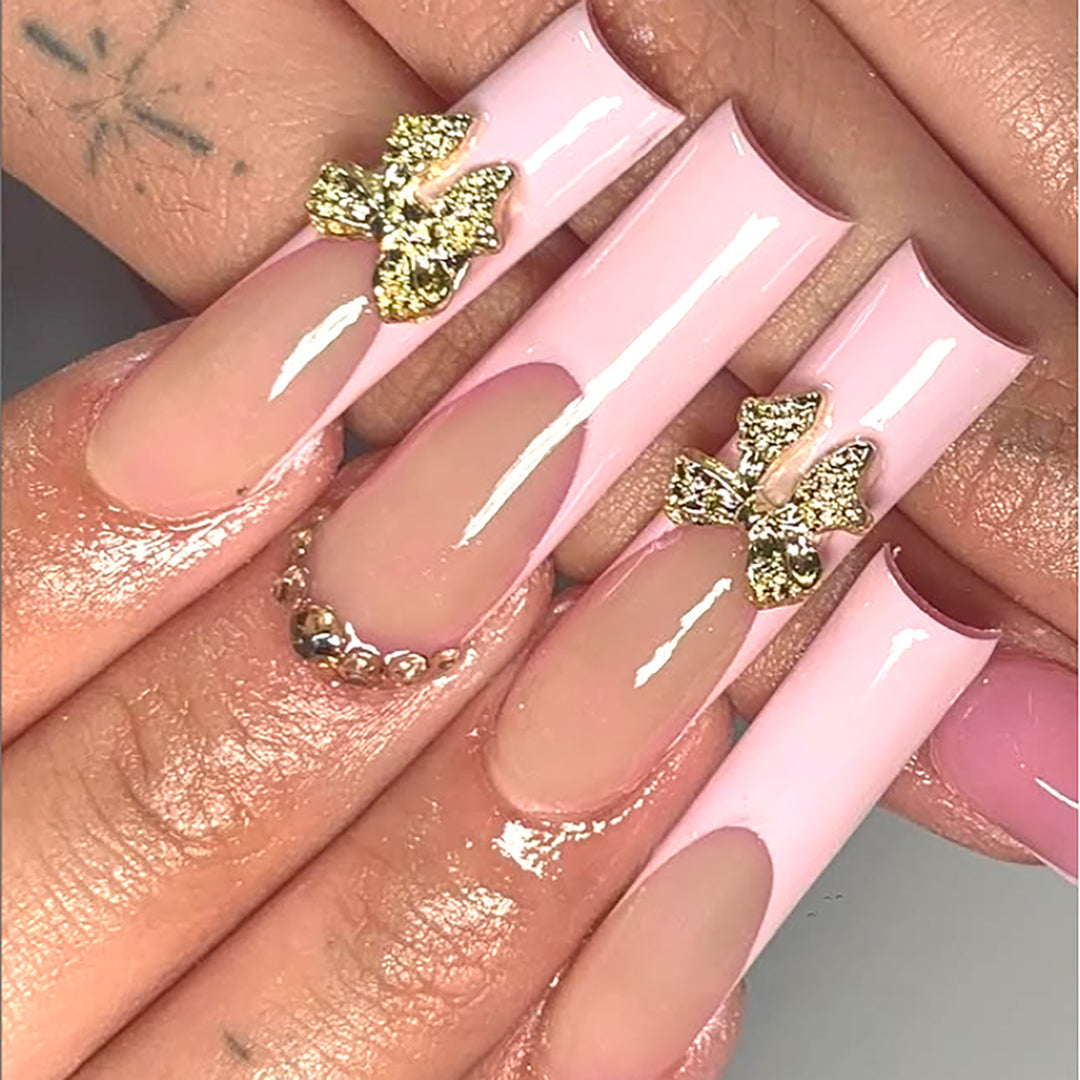 Elegante Stiletto Press-On Nägel mit goldenen Blumendetails Karnz