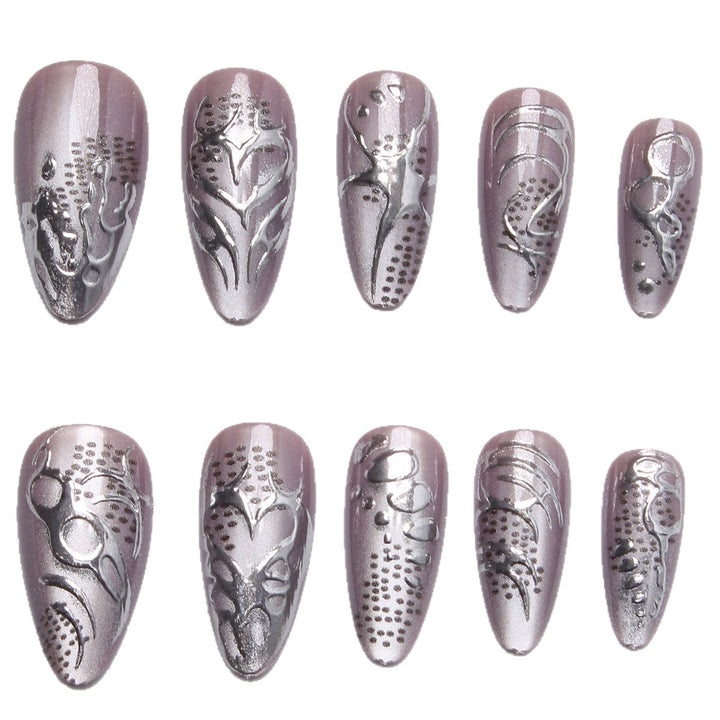 Kunstvolle Nagelspitzen mit Modernem Design Karnz