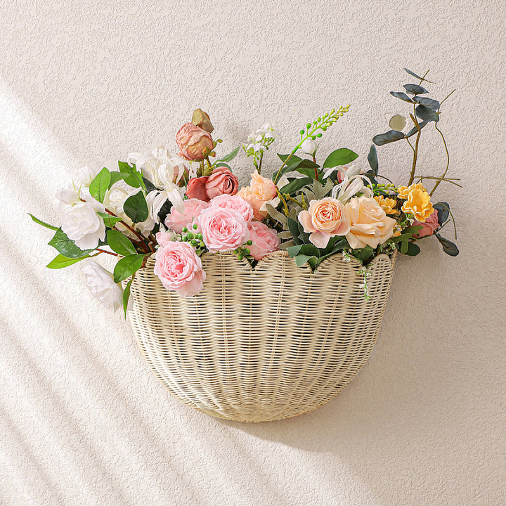 Dekorativer Blumenkorb aus geflochtenem Material Karnz