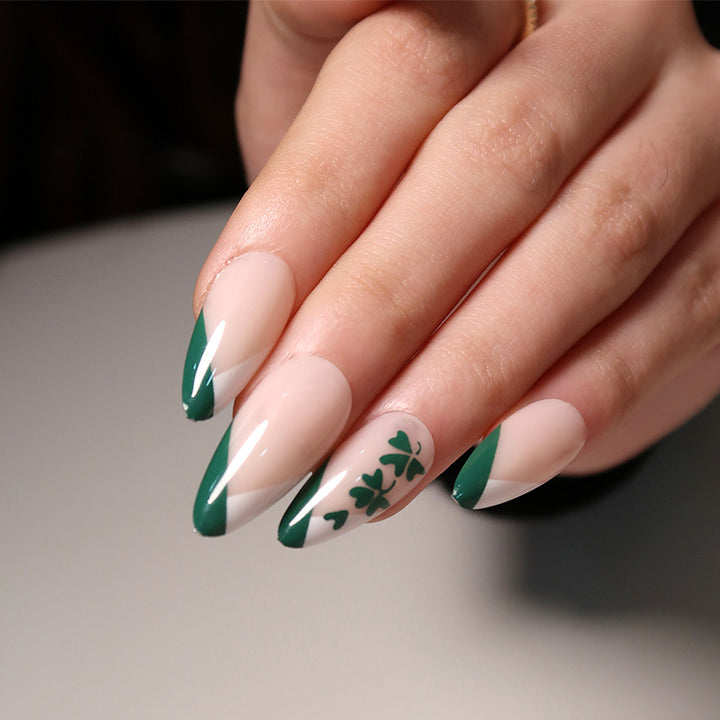 Kunstvolle Stiletto-Nägel mit Kleeblatt-Design Karnz