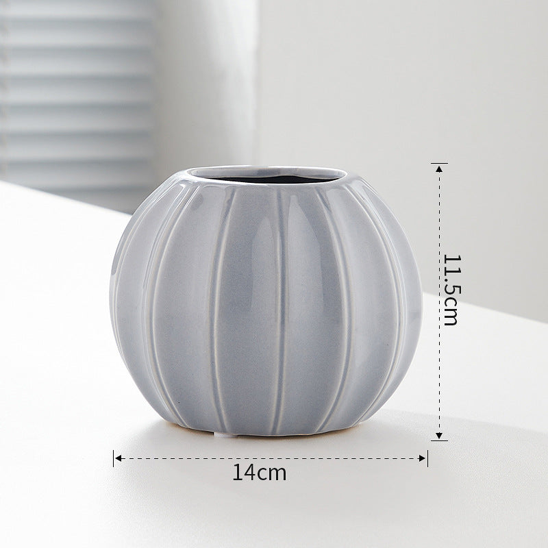 Dekorative Keramikvase mit modernem Rillenmotiv Karnz
