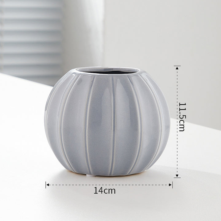 Dekorative Keramikvase mit modernem Rillenmotiv Karnz