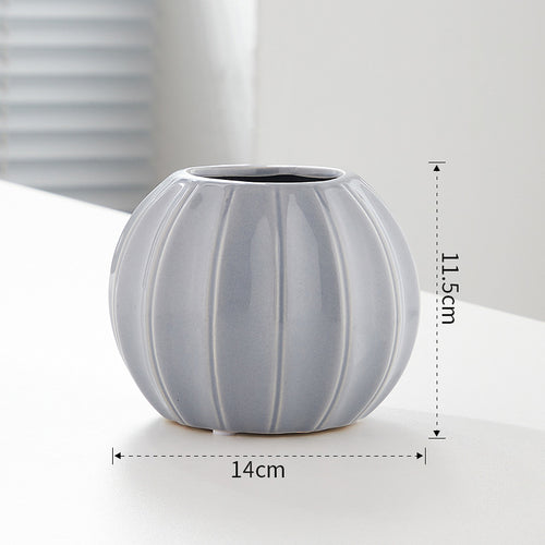 Dekorative Keramikvase mit modernem Rillenmotiv Karnz