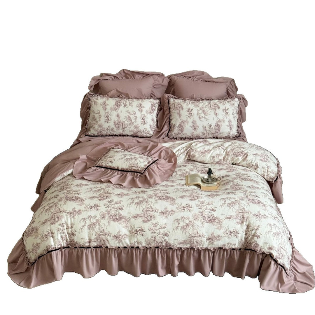 Toile-Druck Rüschensatin-Bettwäsche Set mit Rockbettüberwurf & Paspel-Kissenbezügen