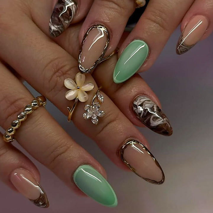 Künstlerische Lange-Stiletto-Nagelverlängerungen