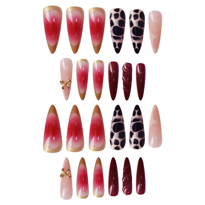 Künstlerisches Stiletto Press-On Nagelset mit einzigartigen Akzenten Karnz