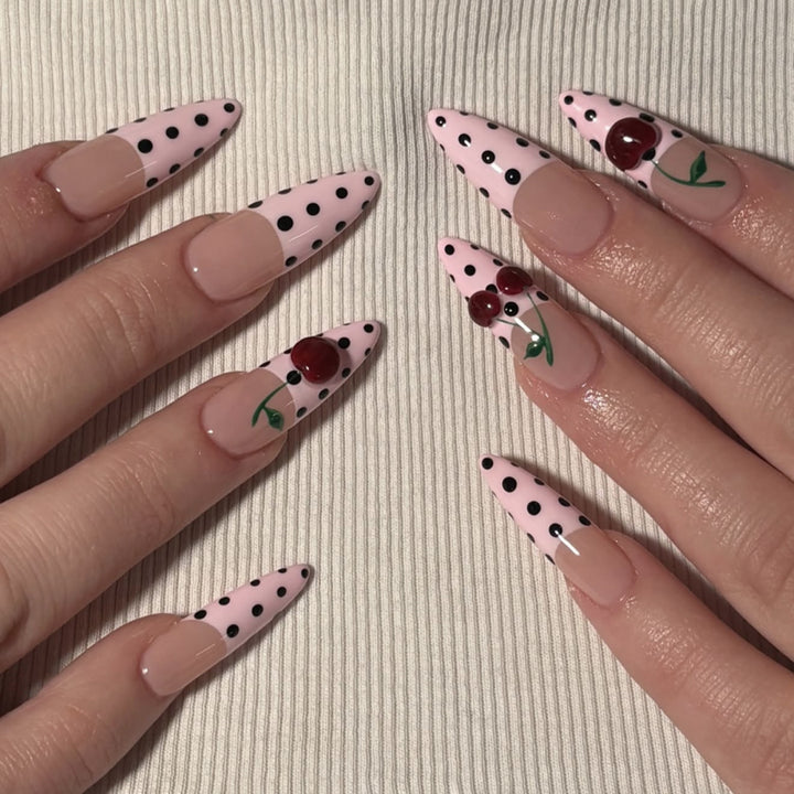 Künstliche Nagelkunst im fröhlichen Kirsch-Design Karnz
