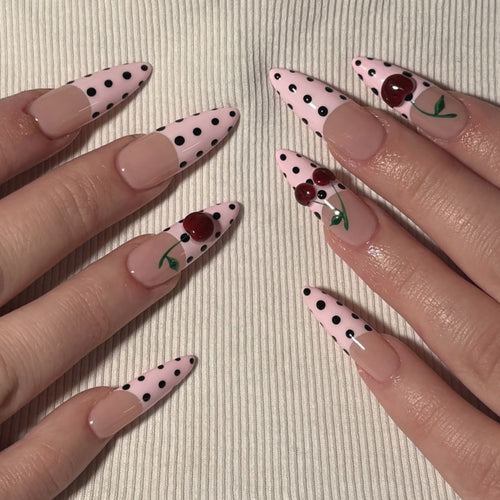 Künstliche Nagelkunst im fröhlichen Kirsch-Design Karnz