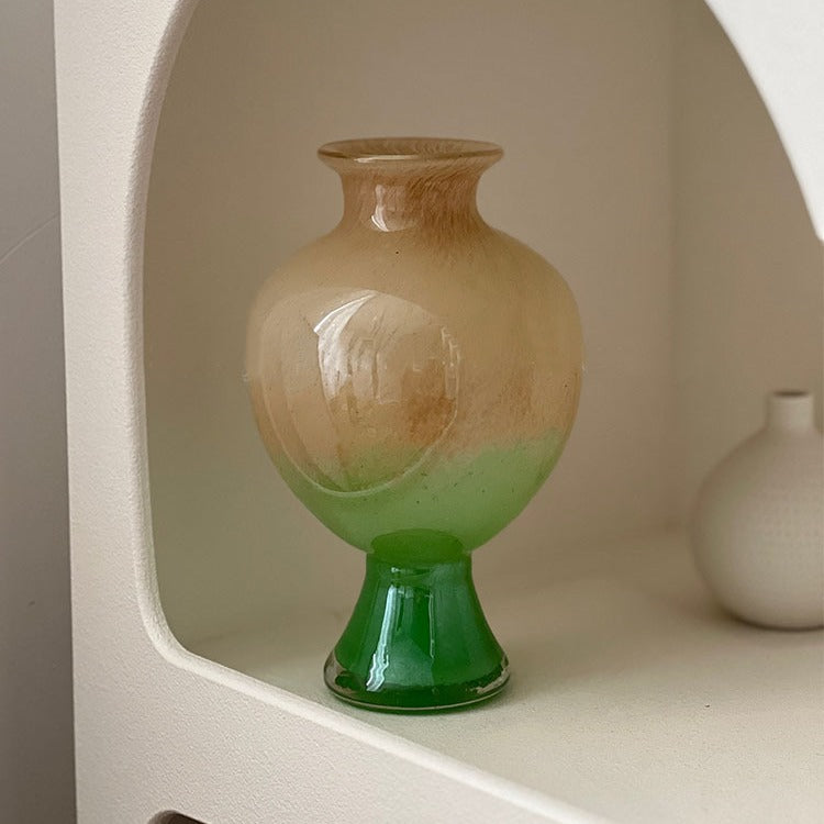 Dekorative handgeblasene Ombre-Glasvase auf Sockel Karnz