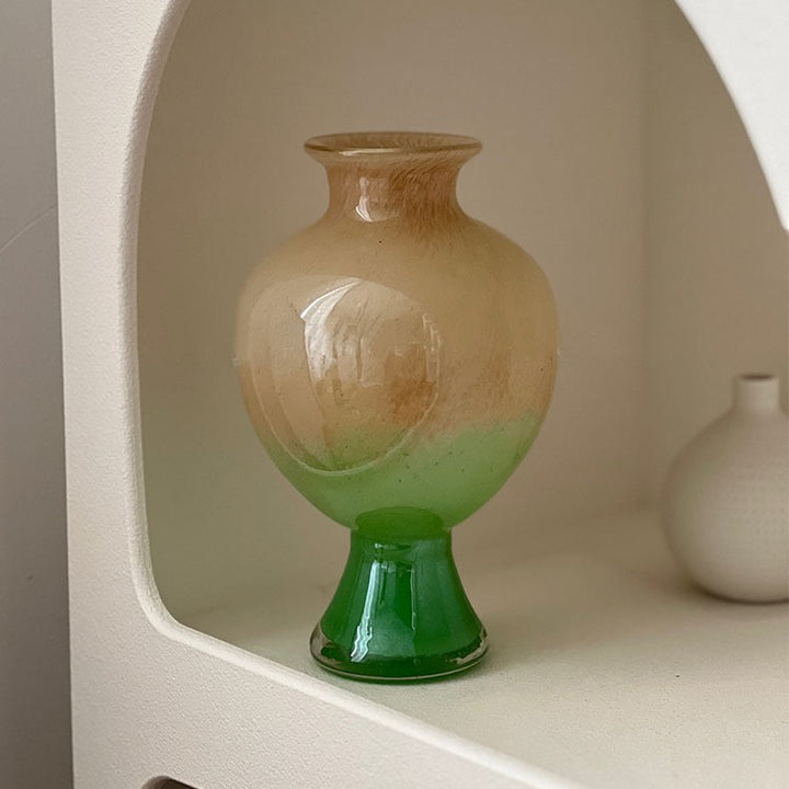 Dekorative handgeblasene Ombre-Glasvase auf Sockel Karnz
