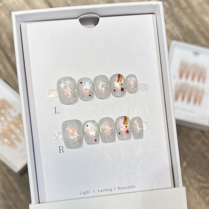 Kreatives dekoratives Press-On-Nagelset mit Stern- und Regenbogenakzenten Karnz