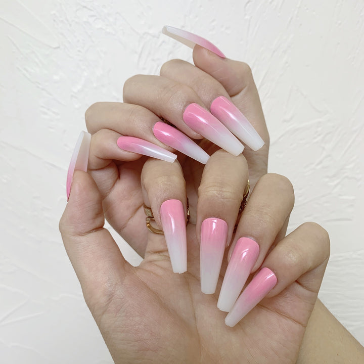 Kunstnagelset mit stilvollem Ombre-Design Karnz