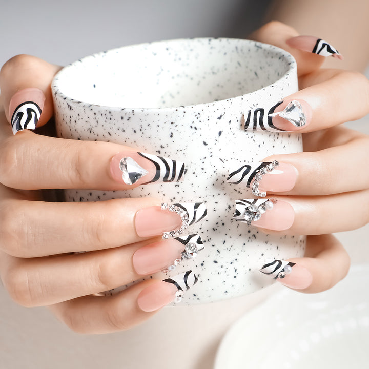 Dekorativer Press-On-Nagelset mit 3D-Akzenten Karnz