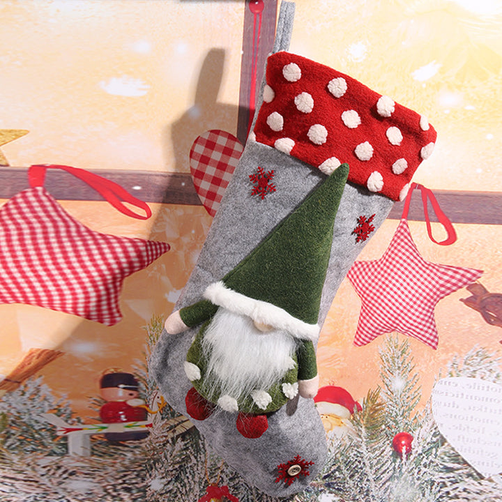 Niedlicher Weihnachtsstrumpf mit Gnom-Motiv Karnz
