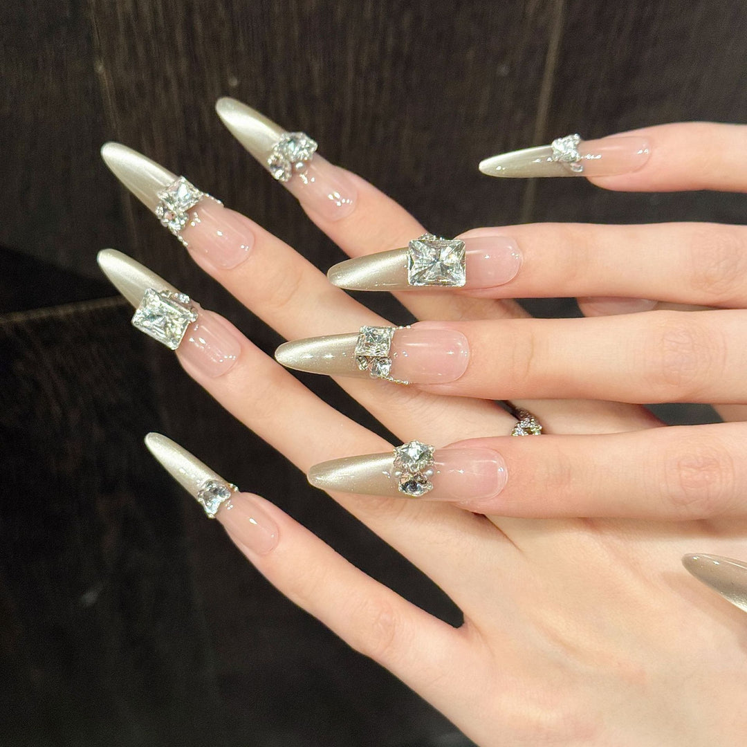 Künstlerisches Stiletto Press-On Nagelset mit Strassakzenten
