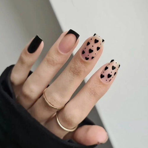 Kreative Nagelkunst mit Herzmotiven Karnz