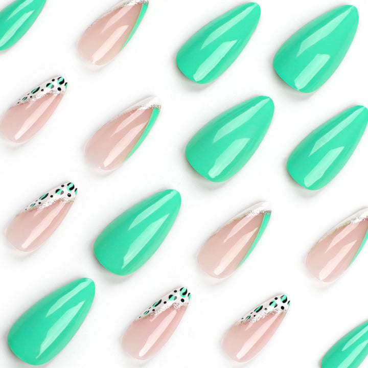 Kunstvolle Stiletto-Nägel mit glamourösem Farbspiel Karnz