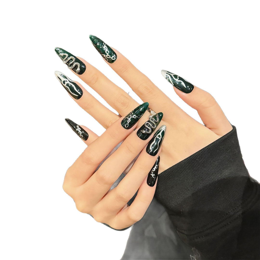 Elegantes Stiletto Press-On Nail Set mit komplizierten metallischen Designs