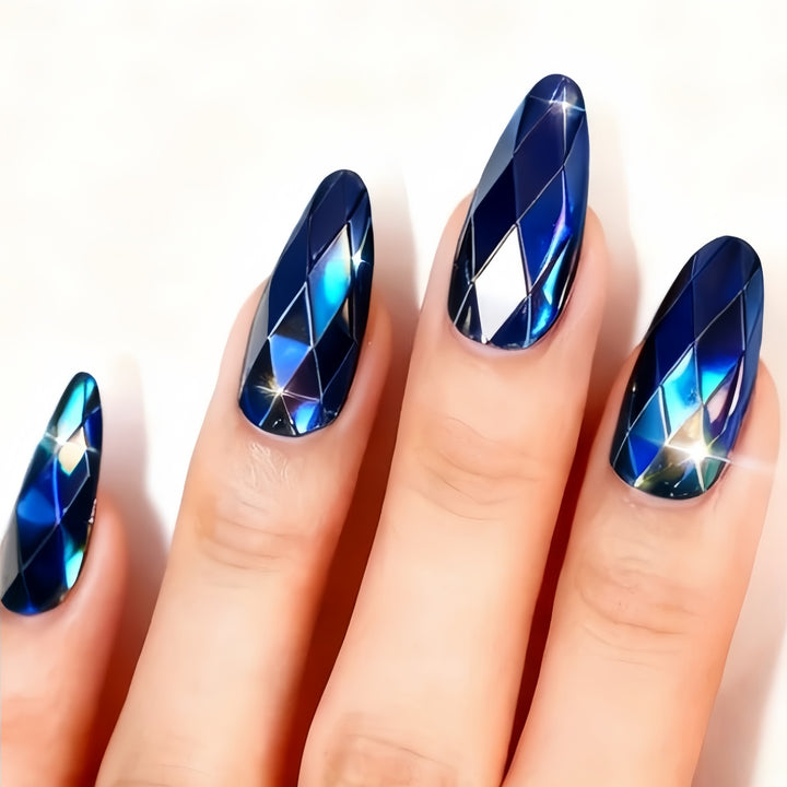 Kunstnägel mit Facettiertem Design Karnz