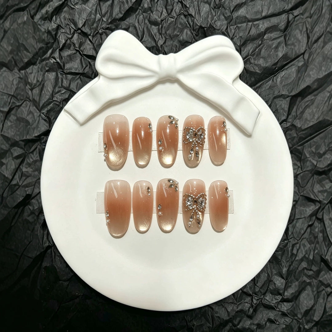Elegante Press-On Nagelkollektion mit Schmuckakzenten