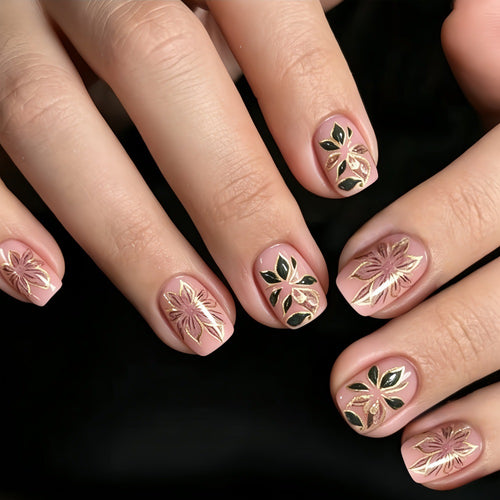 Kunstnägel mit romantischen floralem Design Karnz