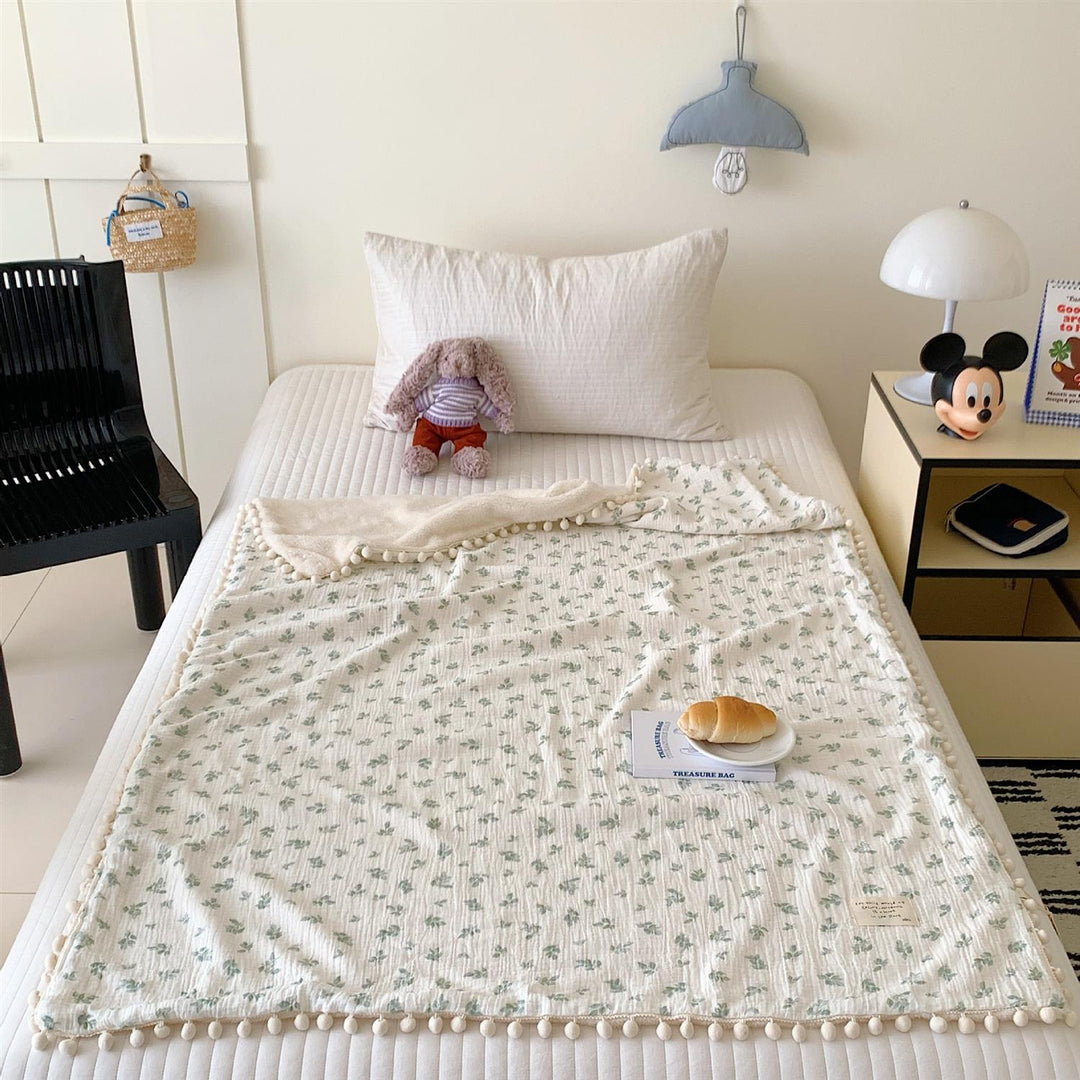 Kinderwende-Kuscheldecke aus Baumwoll-Musselin mit Pompon-Bordüre