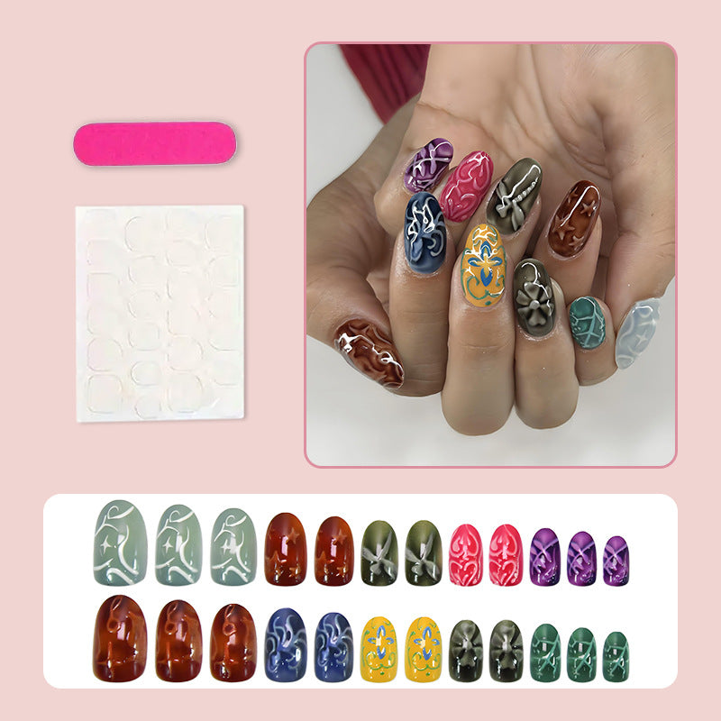 Kunstnagelset mit kreativen floralem Design und eleganten Akzenten Karnz