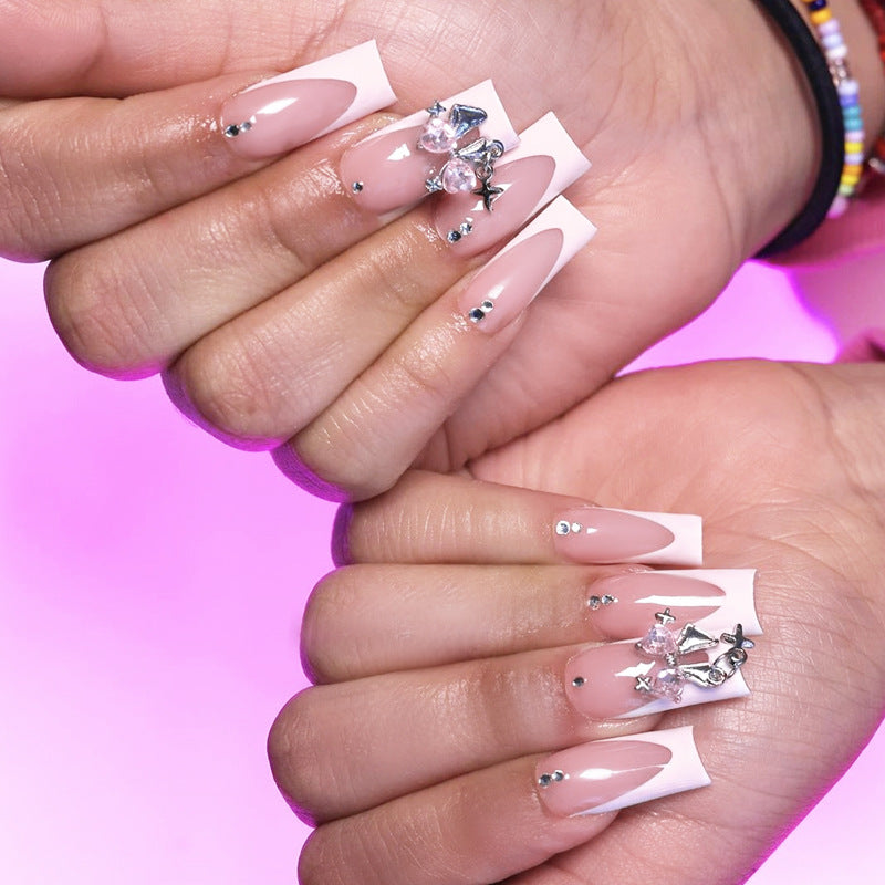 Elegantes Dekoratives Press-On Nagelkunstset mit Strassakzenten Karnz