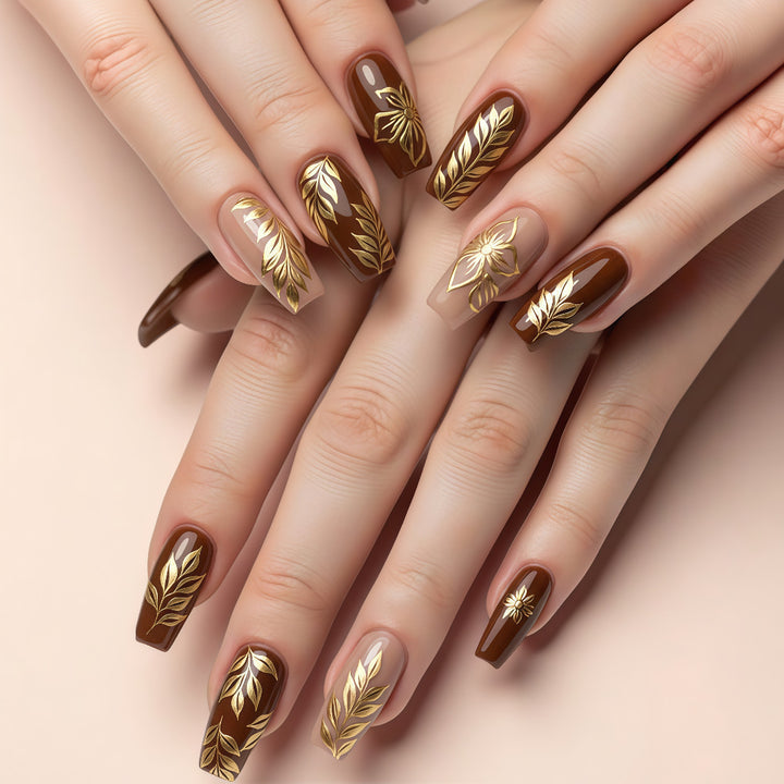 Kunstnägel mit floralem Gold-Design Karnz