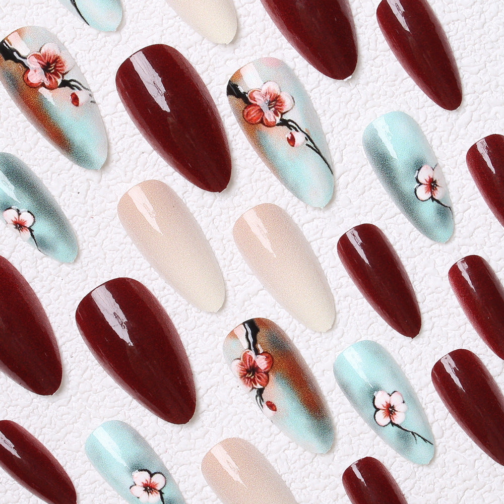Künstlerische florale Press-On-Nageldesigns Karnz