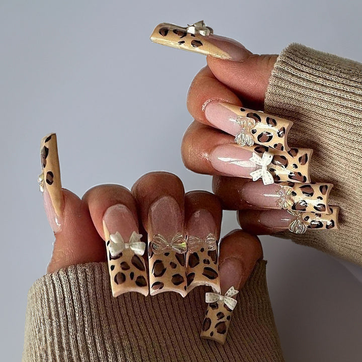 Dekoratives Press-On-Nagelset mit schickem Tierdruck und Edelsteinakzenten Karnz
