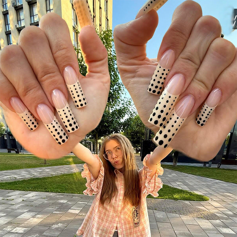 Kunstnagelset mit eleganten Punkten und Glitzerakzenten Karnz