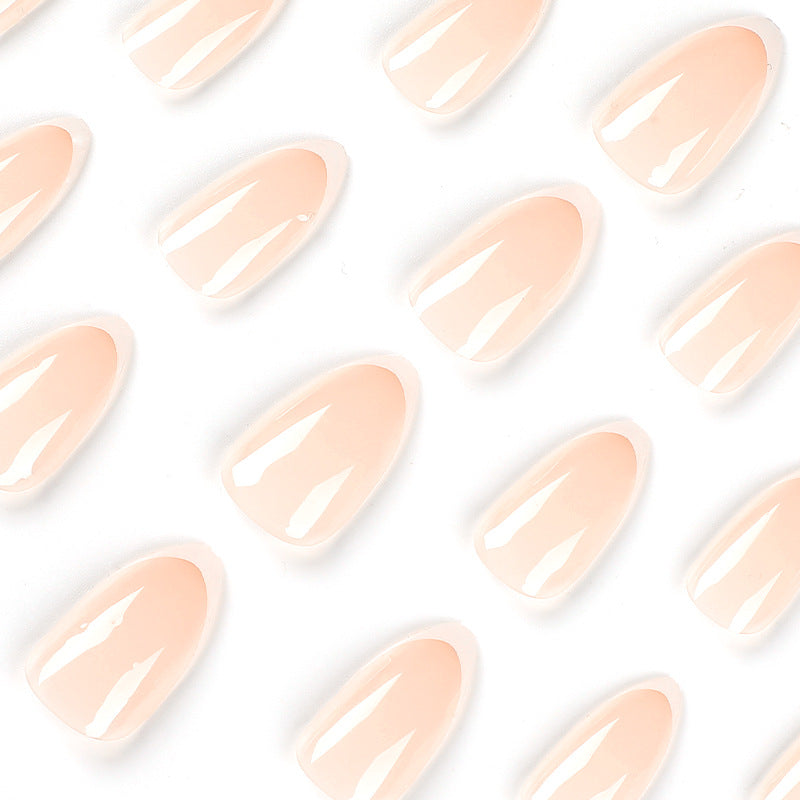 Kunstvolle Nagelverlängerungen im eleganten French-Tip Design Karnz