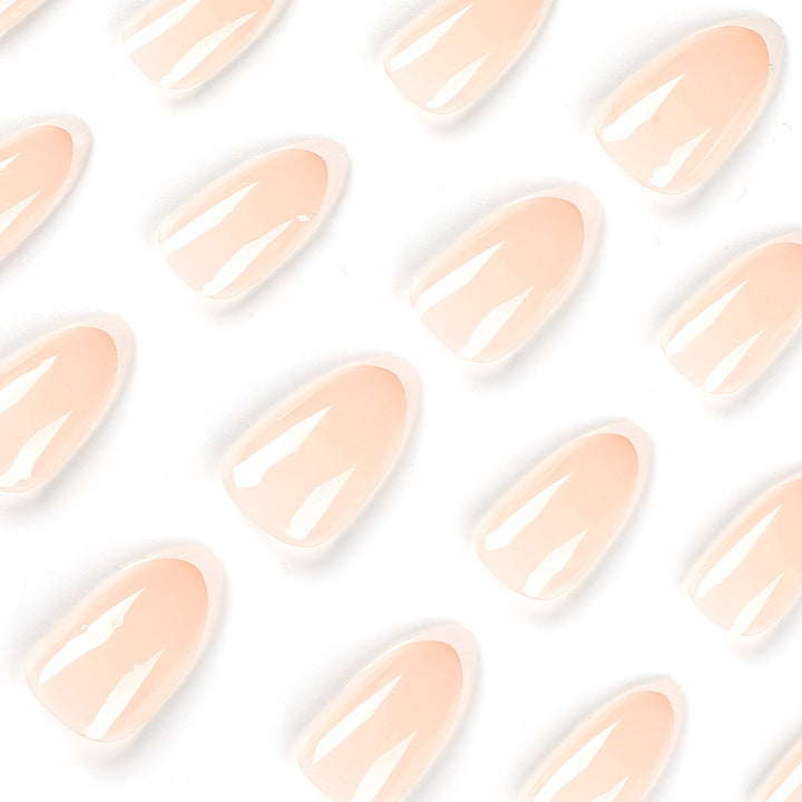 Kunstvolle Nagelverlängerungen im eleganten French-Tip Design Karnz