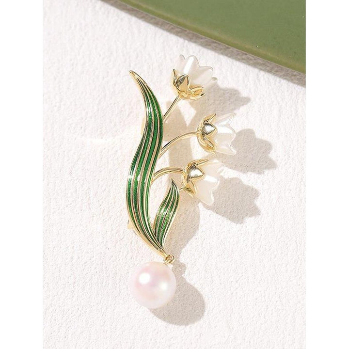 Elegante Blütenbrosche mit Perlenanhänger Karnz