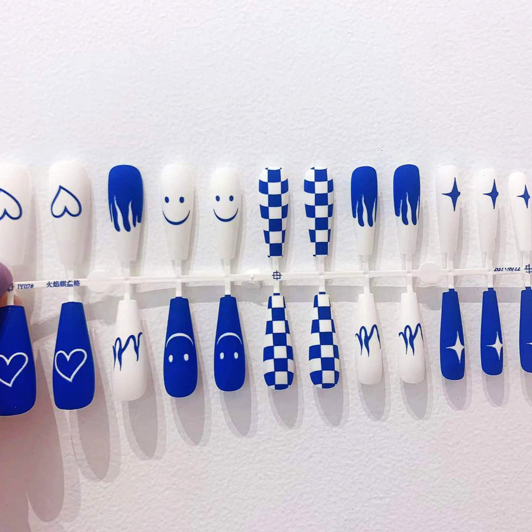 Kunstnagelset mit kreativem geometrischen Design Karnz