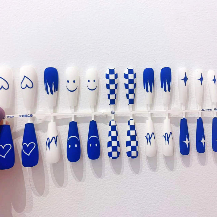 Kunstnagelset mit kreativem geometrischen Design Karnz