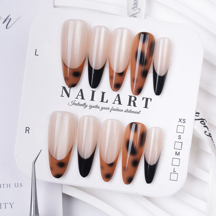 Kreatives thematisches Press-On-Nagelset Karnz