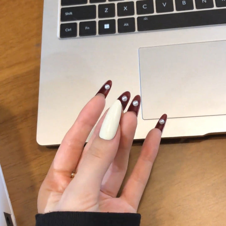 Glamouröse Kunstnägel mit Eleganten Akzenten Karnz