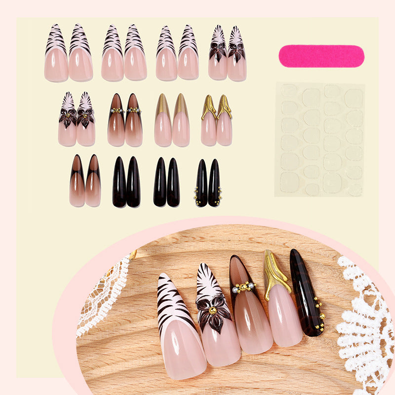 Kunstnagelset mit eleganten floralem Design und spektakulären Glitzerakzenten Karnz