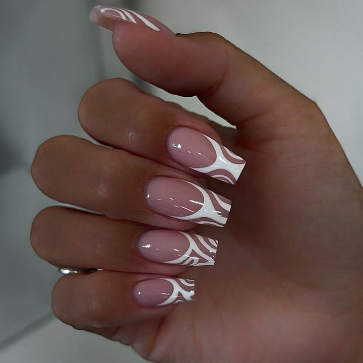 Kunstvolle Nagelverlängerungen mit durchscheinendem Design und eleganten Linien Karnz