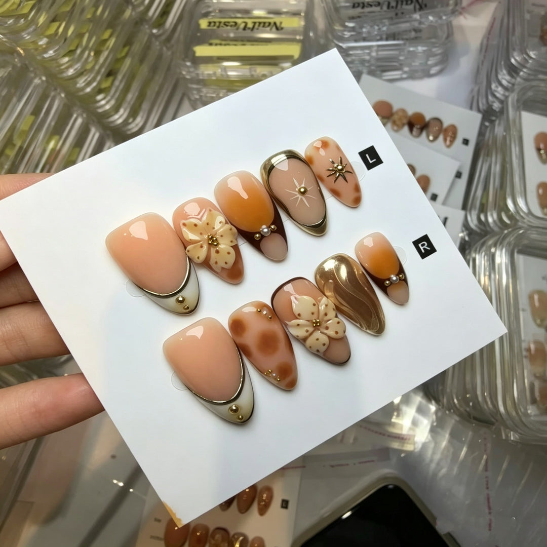 Künstlerisches Press-On-Nagel-Set mit floralen und grünen Akzenten