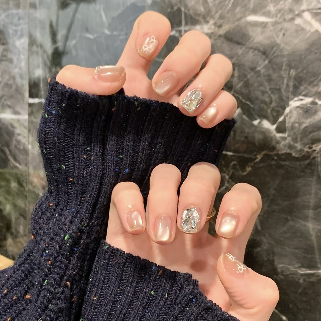 Elegante Kunstnägel mit Schimmerndem Glitzer und Floralen Details Karnz